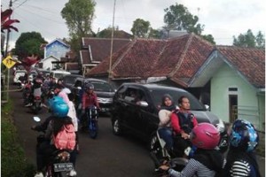 Jalan Menuju Palutungan Padat Merayap